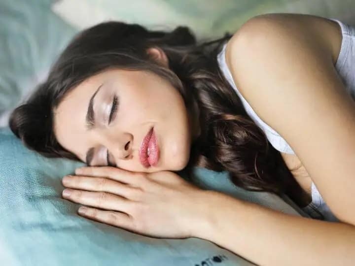 Summer sleeping tips good sleep in fan how to sleep in table fan cooling tips for summer Easy Sleep: ગરમીમાં પંખામાં ગાઢ નિંદ્રા માણવા માટે અનુસરો આ ટિપ્સ, એસીની જરૂર નહિં પડે