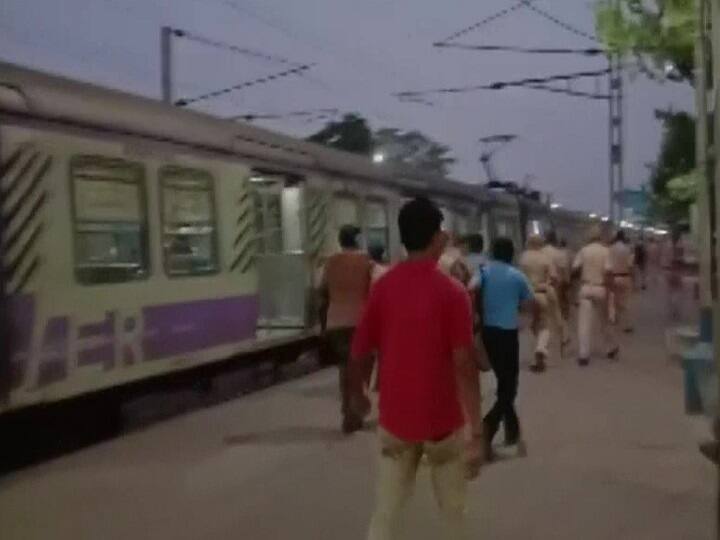 Prophet Remarks Row: Mob Attacks Train In West Bengal’s Bethuadahari Station Prophet Remarks Row: Mob Attacks Train In West Bengal’s Bethuadahari Station