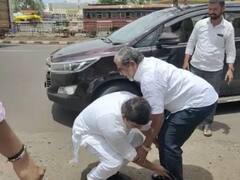 Dhananjay Mahadik : आणि धनंजय महाडिकांनी थेट रस्त्यावर राजू शेट्टींच्या पाया पडून आशीर्वाद घेतला !