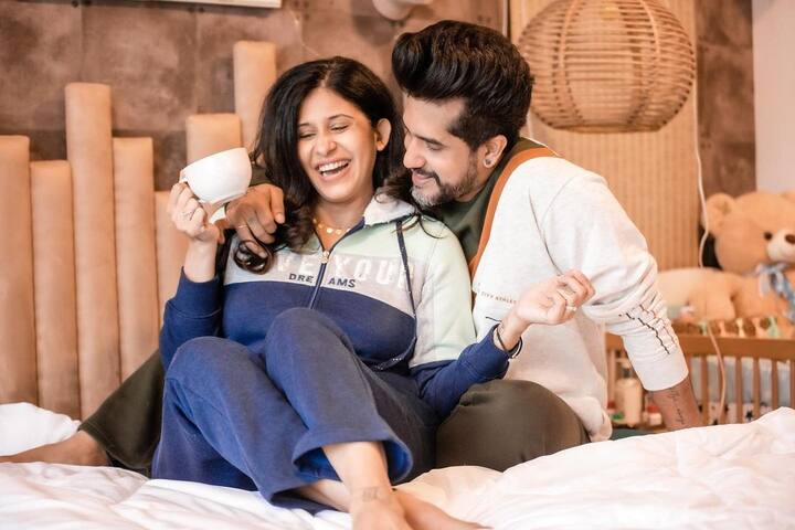 किश्वर मर्चेंट (Kishwer Merchantt) भी उनमें से एक हैं, जो अपने पति सुयश राय (Suyyash Rai) से बड़ी हैं. दोनों के बीच 5 सालों का एज गैप है.