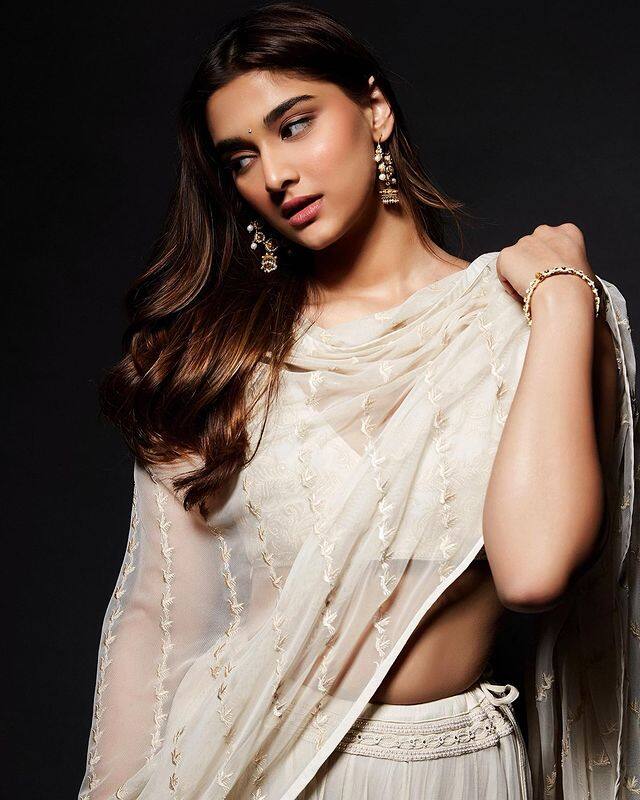 ప్రముఖ దర్శకుడు మహేష్ మంజ్రేకర్ కూతురు సయీ మంజ్రేకర్ హీరోయిన్ గా ఎంట్రీ ఇచ్చింది. (Photo Courtesy: Saiee M Manjrekar Instagram)