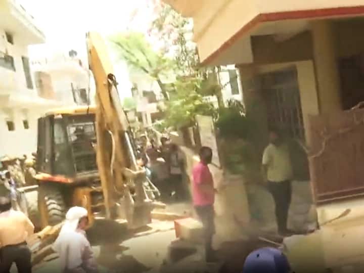 Prayagraj Violence: UP Police Raze 'Illegally Constructed' Residence Of 'Mastermind' Javed Ahmed Prayagraj Violence: UP Police Raze 'Illegally Constructed' Residence Of 'Mastermind' Javed Ahmed
