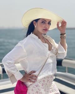 Tnusree Chakraborty: সাদা পোশাকে দুবাইয়ের সমুদ্রের বুকে নজর কাড়ছেন তনুশ্রী