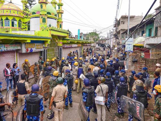 Violence in West Bengal: दो दिन की हिंसा के बाद हावड़ा में पसरी शांति, फिर भी घरों में कैद हैं लोग Violence in West Bengal: दो दिन की हिंसा के बाद हावड़ा में पसरी शांति, फिर भी घरों में कैद हैं लोग