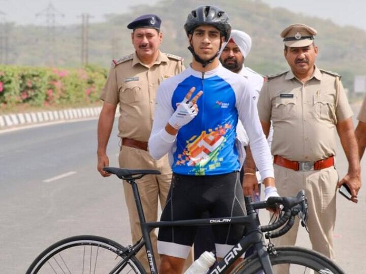 Jammu and Kashmir के लिए दर्जी के बेटे ने साइकिलिंग में जीता पहला गोल्ड, जानें संघर्ष से सफलता की कहानी Adil Altaf won first gold medal in cycling for Jammu and Kashmir created history Jammu and Kashmir के लिए दर्जी के बेटे ने साइकिलिंग में जीता पहला गोल्ड, जानें संघर्ष से सफलता की कहानी