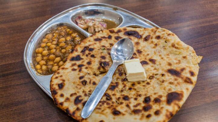 কিন্তু নর্থ ইন্ডিয়ান বলতে প্রথমেই মাথায় ঘোরে ছোলে বটুরে, চিকেন বাটার মশলা, তন্দুরি, পনিরের মতো খাবার। সেই তালিকায় কুলচাও জনপ্রিয় হয়ে উঠছে ক্রমশই।