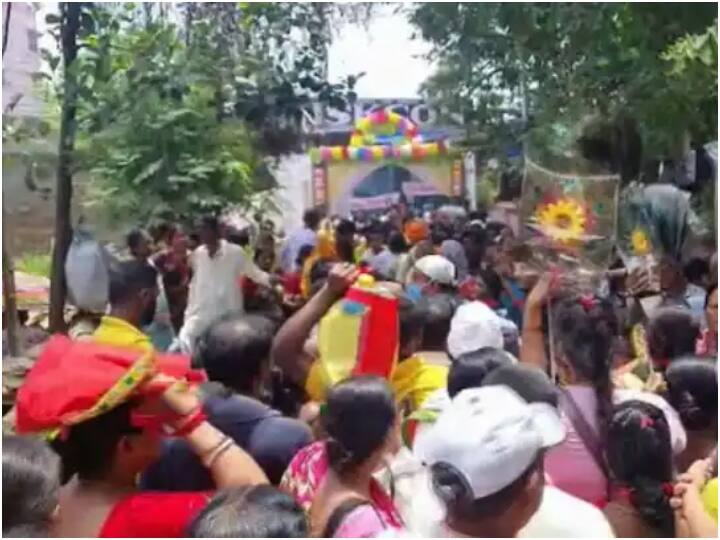 West Bengal: बंगाल में धार्मिक उत्सव के दौरान भीषण गर्मी से 5 श्रद्धालुओं की मौत, CM ममता बनर्जी ने जताया शोक West Bengal 5 died in north 24 pargana chaos at Religious fair in panihati West Bengal: बंगाल में धार्मिक उत्सव के दौरान भीषण गर्मी से 5 श्रद्धालुओं की मौत, CM ममता बनर्जी ने जताया शोक