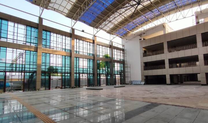 अयोध्या रेलवे स्टेशन की लागत लगभग 140 करोड़ रुपए के आसपास है. अयोध्या रेलवे स्टेशन देश का सर्वोत्तम रेलवे स्टेशन हो, उस दृष्टि से उसका निर्माण कराया जा रहा है. रेलवे स्टेशन मंदिर नुमा दिखे अयोध्या में विकास की जितनी भी योजनाएं हैं उन सब का स्वरूप मंदिर मॉडल या धर्म नगरी के अनुरूप ही किया जाएगा. (तस्वीर- साभार भारतीय रेलवे ट्विटर)