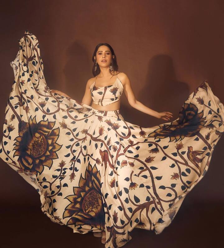 अगर बात बॉलीवुड की क्‍यूट एक्‍ट्रेसेज की हो तो नुसरत भरूचा को कैसे भूला जा सकता है. इंस्‍टा पर पोस्‍ट किए गए उनके लेटेस्‍ट फोटोज फैंस को खूब पसंद आ रहे हैं.