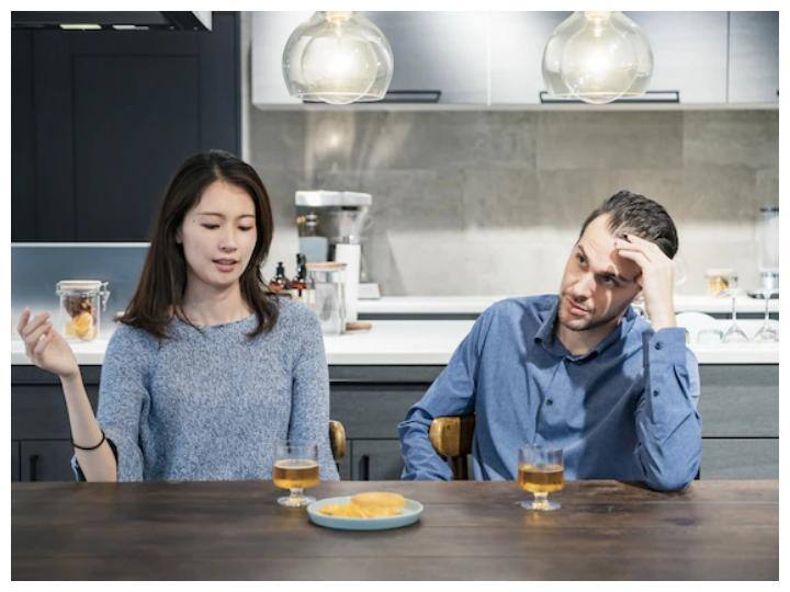 जरूरत बन जाती हैं प्राथमिकता: शादी के पहले लड़की की पहली प्रायरिटी उसका पार्टनर रहता है पर शादी के बाद ऐसा नहीं रह जाता. लड़की को अपने पार्टनर के साथ उसके घरवालों और काम को भी उतना ही महत्व देना पड़ता है जिसके कारण शादी से पहले वाला लाड़ प्यार नहीं रह जाता.