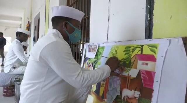 रंजीत सारथी ने बताया कि जब वह जेल में नहीं आया था तब थोड़ा बहुत पेंटिंग करता था लेकिन जेल में आने के बाद पेंटिंग कला को आगे बढ़ाने का अच्छा मौका मिला. जेल अधीक्षक ने भी सहयोग किया. जिसके बाद उसकी पेंटिंग ने धार पकड़ ली. वर्तमान में वह 10 से 15 अन्य कैदियों को भी पेंटिंग के लिए प्रशिक्षण दे रहा है. रंजीत ने आगे बताया कि उसने देवी देवताओं के फोटो बनाने के अलावा पत्थर में भी चित्रकारी की है. जेल में पेंटिंग बनाने की सभी सुविधाएं दी जा रही है. जैसे कलर, ब्रश, बोर्ड स्टैंड सब कुछ यहीं मिल जाता है.