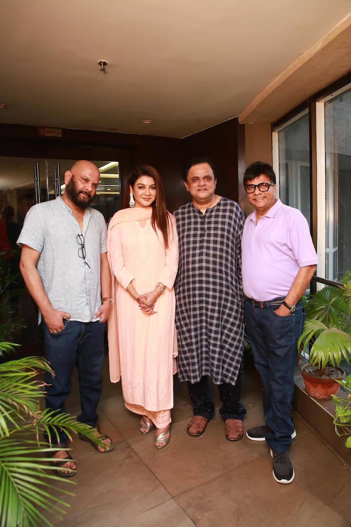 ছবির পরিচালক সায়ন্তন বলছেন, 'অন্য যে সমস্ত বাংলা ছবি মুক্তি পাচ্ছে, তাদের সঙ্গে 'ঝরা পালক' প্রতিযোগীতাতেই নামছে না। আমরা আশা করছি না মানুষ দলে দলে এসে ভিড় করে এই ছবিটা দেখবে।'