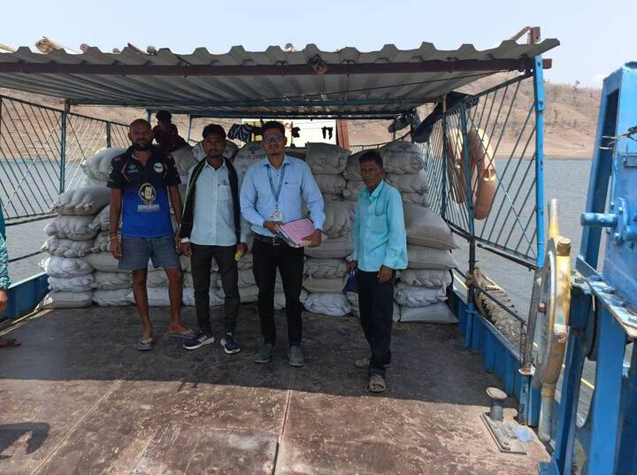 महसूल आणि अन्न पुरवठा विभागाच्या माध्यमातून 5 हजार 520 एवढा क्विंटल गहू, 16 हजार 109 क्विंटल तांदूळ आगामी चार महिन्यांसाठी पोहोचविण्यात आला आहे.