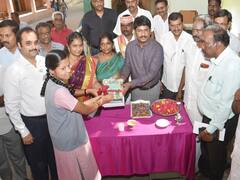 விழுப்புரம் : 'நல்லா படிக்கணும்' : மீண்டும் திறந்த பள்ளிகள்.. பூக்கள் கொடுத்து வாழ்த்திய மாவட்ட ஆட்சியர்