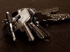 Vastu Tips : कार-लॉकरची चावी घरातील या ठिकाणी ठेवू नका, या चुकीमुळे येऊ शकते गरीबी 