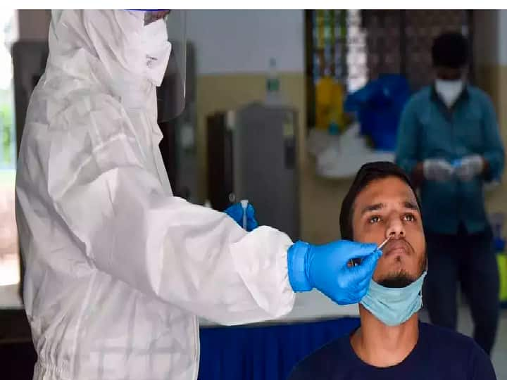 India Coronavirus Cases Corona speed is not stopping 12781 new cases registered in last 24 hours 18 deaths India Coronavirus Cases: नहीं थम रही कोरोना की रफ्तार, पिछले 24 घंटे में 12781 नए मामले दर्ज, दैनिक संक्रमण दर 4.32 तक पहुंचा