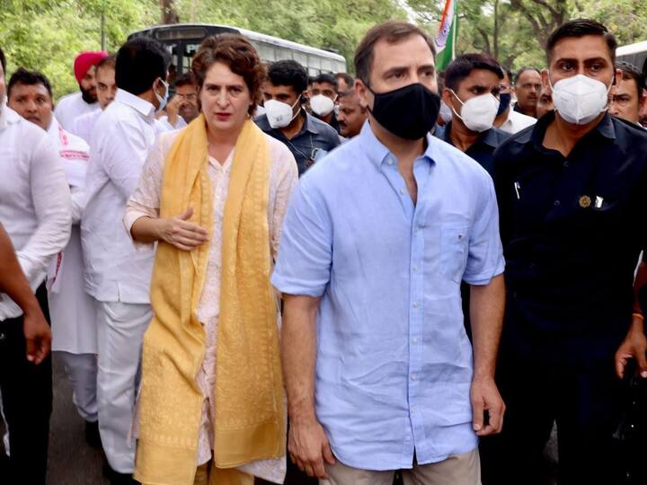 राहुल गांधी ईडीच्या कार्यालयाकडे रवाना झाले तेव्हा काँग्रेस नेत्या प्रियंका गांधी देखील त्यांच्यासोबत होत्या..
