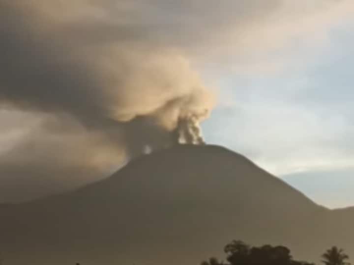 Bulusan volcano blast ash and smoke over sorsogon province Philippines में फटा Bulusan ज्वालामुखी, आसमान में दिखाई दी राख और भाप, देखें वीडियो