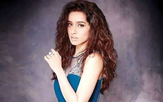 અભિનેત્રી શ્રદ્ધા કપૂર પણ સિદ્ધાંત કપૂરની બહેન છે. વર્ષ 2020માં સુશાંત સિંહ રાજપૂતના મૃત્યુ બાદ શ્રદ્ધાનું નામ ડ્રગ કેસમાં NCB સમક્ષ આવ્યું હતું. ચેટ હિસ્ટ્રી દ્વારા આ વાત સામે આવી છે. જેના કારણે એનસીબી દ્વારા શ્રદ્ધા કપૂરની લાંબા સમય સુધી પૂછપરછ કરવામાં આવી હતી.