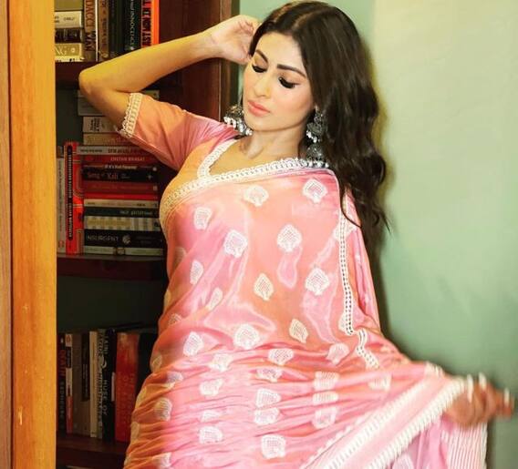 मौनी रॉयचं पिंक साडीत सुंदर फोटोशूट