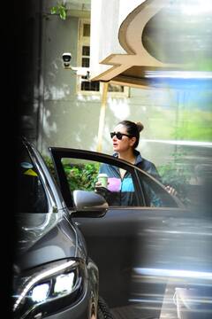 Kareena Kapoor Khan Photos: बिन मेकअप भी दूध सी चमकती है करीना कपूर खान की सूरत, देखें एक्ट्रेस की लेटेस्ट तस्वीरें