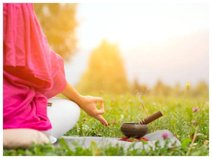 वैसे तो रात को सूर्यास्त होने से पहले और हल्का खाना खाने की सलाह दी जाती है. जिसे आयुर्वेद ने भी माना है. हैवी और अनडाइजेस्ट चीजें लेने से स्वास्थ्य संबंधी समस्याओं का सामना करना पड़ता है. इसलिए आयुर्वेद के अनुसार आपको इन चीजों का सेवन गलती से भी रात के समय नहीं करना चाहिए.