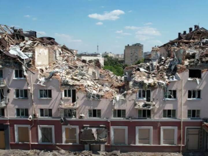 Russia air strike Destroyed Hotel, Bar Apartments in Chernihiv ukraine see video Watch: रूसी एयर स्ट्राइक में तबाह हुआ चेर्नीहीव का होटल और बार, देखें वीडियो