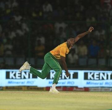 ঘরের মাঠে দক্ষিণ আফ্রিকার বিরুদ্ধে টানা দুটি টি-টোয়েন্টি ম্যাচে হেরে গেল টিম ইন্ডিয়া। সেই সঙ্গে পাঁচ ম্যাচের সিরিজে ০-২ পিছিয়ে গেলেন ঋষভ পন্থরা (Rishabh Pant)।