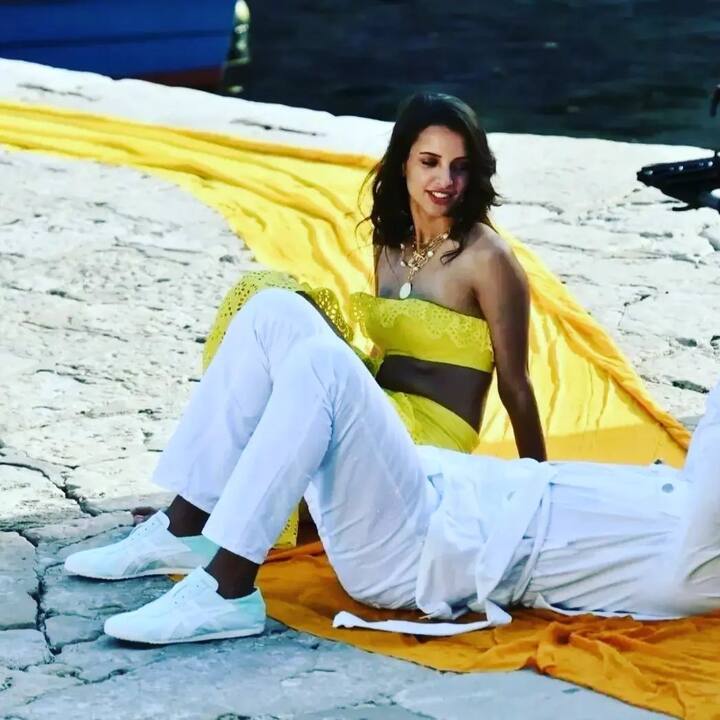 क्रोएशिया से विक्की की कुछ तस्वीरें सामने आई हैं जिन्हें देखकर ही आपके पसीने छूट जाएंगे औक कटरीना कैफ को तो पक्का जलन होने लगेगी. इन फोटोज़ में विक्की एक्ट्रेस Triptii Dimri के साथ रोमांस करते दिख रहे हैं.