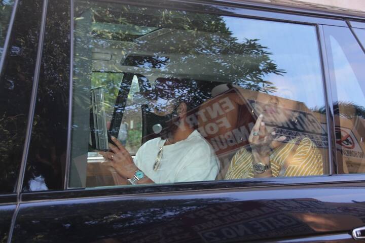 बॉलीवुड एक्ट्रेस अनुष्का शर्मा अपने पति विराट कोहली और बेटी वामिका के साथ मलादीव से छुट्टियां मनाकर मुंबई वापस आ गई हैं.