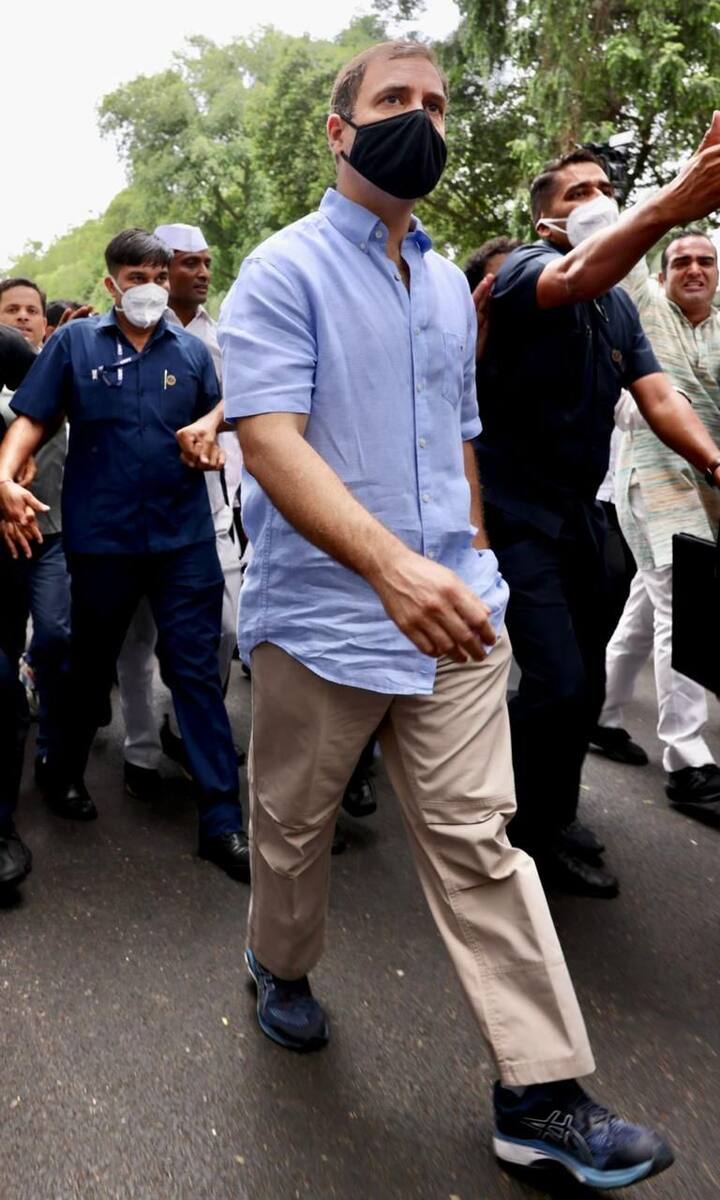 नॅशनल हेराल्डप्रकरणी काँग्रेस खासदार राहुल गांधी यांना ईडीनं समन्स बजावलं आहे. त्यानंतर राहुल गांधी आज ईडीपुढे जबाब नोंदवणार आहेत.