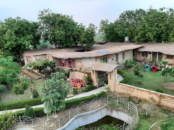 ओमेरा द फार्म स्टे, बजघेरा, गुरुग्राम - गांव और शहर दोनों लाइफ स्टाइल का मिक्स फील आप इस जगह पर ले सकते हैं. ये फार्म स्टे मिट्टी की झोपड़ियों के साथ गांव का फील देता है तो यहां स्वीमिंग पूल जैसी सुविधाएं भी मौजूद है. साथ ही नेचर के बीच एक अच्छा वीकेंड बिताने के लिए ये परफेक्ट प्लेस है.