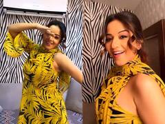 Monalisa Viral Video: चांद सी शर्मा जाती हैं मोनालिसा, सुरमा लगाए लगती हैं बेहद खूबसूरत