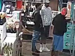 Video: तीन लाख रुपये की शराब की बोतल चुराना चाहते थे तीन चोर, लेकिन दुकान से चुरा कर ले गए ये...