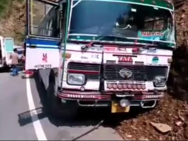 Uttarakhand News Champawat brake of bus going from Dehradun to Pithoragarh failed  42 passengers saved ANN Champawat News: देहरादून से पिथौरागढ़ जा रही बस का ब्रेक फेल, चालक ने सूझबूझ से ऐसे बचाई 42 यात्रियों की जान