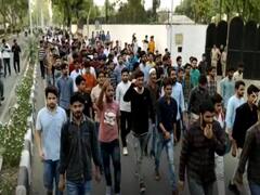 Protest in AMU: महिला कॉलेज की पूर्व अध्यक्ष के घर पर चले बुलडोजर के खिलाफ छात्रों ने किया प्रदर्शन, नूपुर शर्मा की गिरफ्तारी की मांग भी की