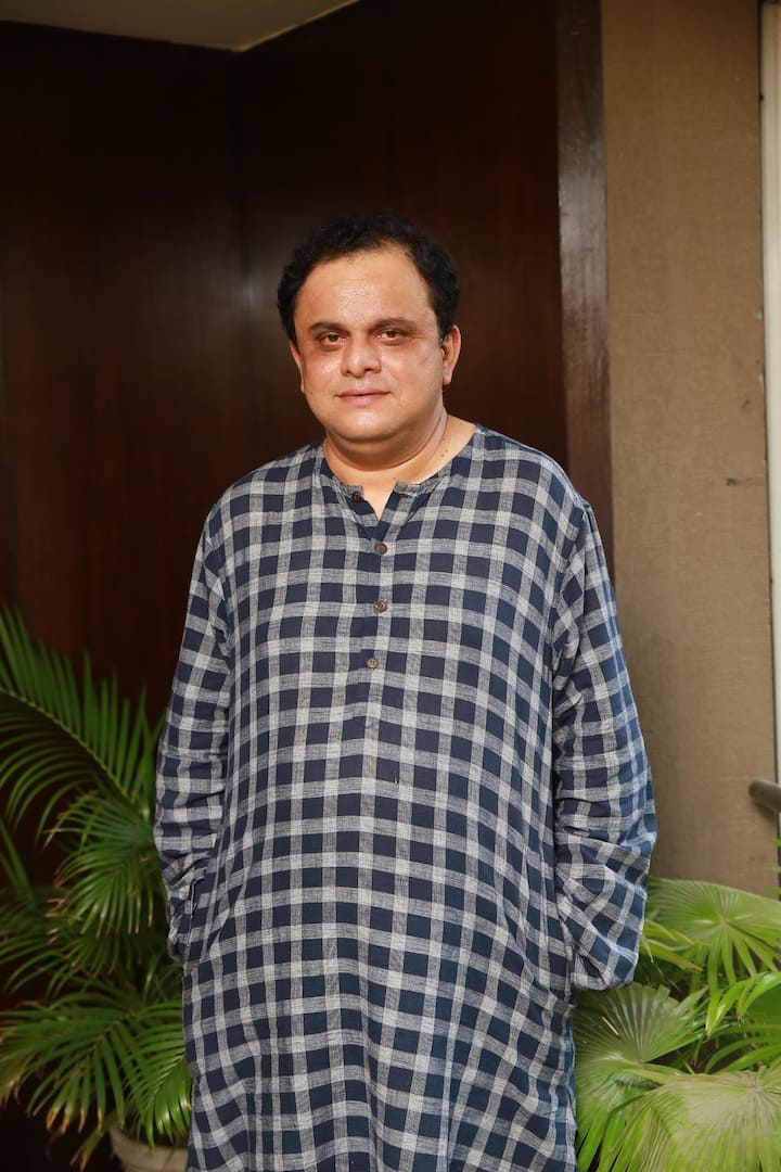 সদ্য মুক্তি পেয়েছে এই ছবির ট্রেলার। সাদা কালো আর রঙিনে ফুটিয়ে তোলা হয়েছে এক কবির টানাপোড়েন, খ্যাতি আর শিল্পীসত্তার দ্বন্ধ, অর্থ আর আত্মসম্মানের সংঘাতকে। ট্রেলারেই নজর কাড়ে প্রত্যেক শিল্পীর অভিনয়। মুখ্যভূমিকায় রয়েছেন ব্রাত্য বসু (Bratya Basu)। জীবনানন্দ দাসের চরিত্রে অভিনয় করছেন তিনি।