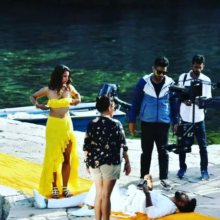 बॉलीवुड एक्टर विक्की कौशल इन दिनों अपनी अगली फिल्म ‘बंदिश बैंडिट्स’ (Bandish Bandits) की शूटिंग के लिए क्रोएशिया गए हुए हैं. जहां उनके साथ फराह खान भी हैं, जो उन्हें कोरियोग्राफ कर रही हैं.