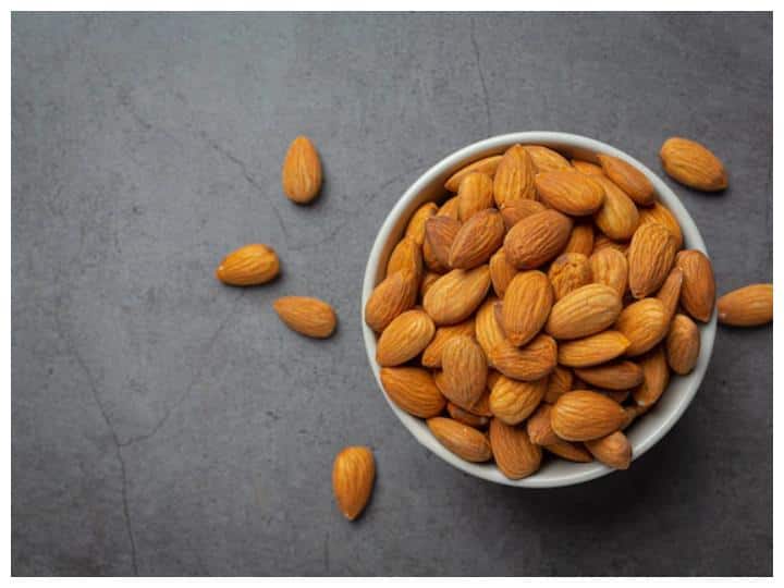 बादाम: बादाम में नींद की गुणवत्ता बढ़ाने का अच्छा र्सोस पाया जाता है. दरअसल बादाम में मेलाटोनिन पाया जाता है जो आपकी नींद को नियंत्रित करता है और आपके बाॅडी को अच्छी नींद के लिए तैयार करता है.