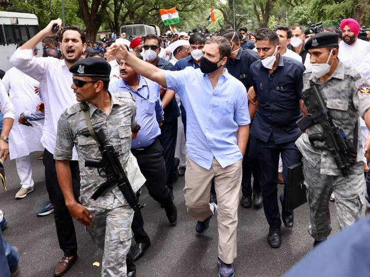 दिल्लीसह महाराष्ट्रात काँग्रेस कार्यकर्ते रस्त्यावर उतरले आहेत. सुनो तानाशाहा, तोतों से डरा न पाओगे तुम हाथकंडों से हमें झुका ना पाओगे अशा भाजपविरोधी घोषणाबाजी कार्यकर्ते करत आहेत