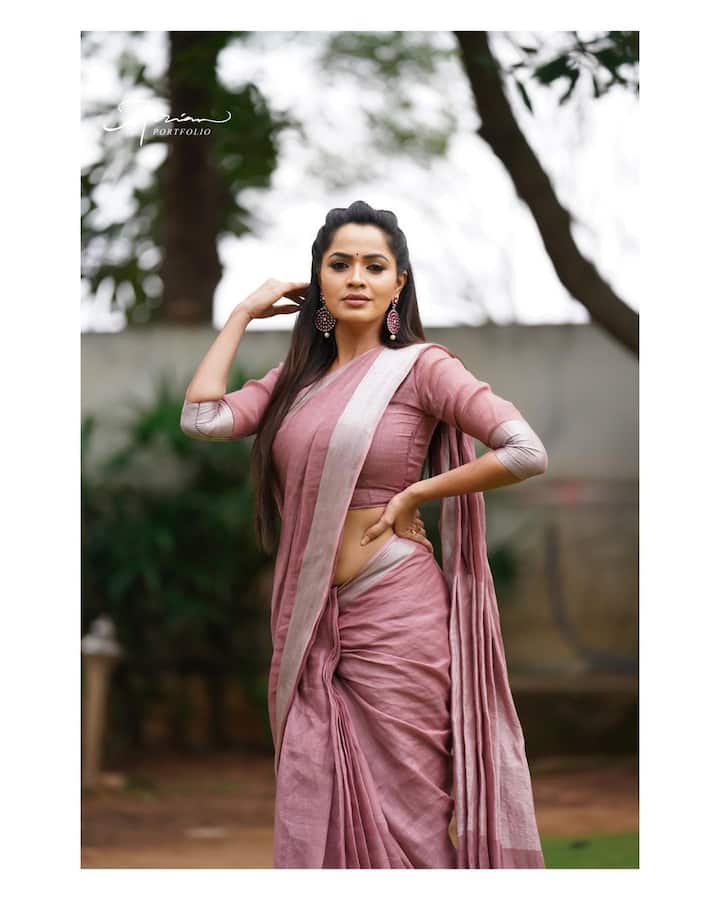 కన్నడలో పలు సీరియల్స్‌తో పాటు సినిమాల్లో కూడా కనిపిస్తున్న శోభా ఎప్పటికప్పుడు తన ఫోటోలను సోషల్ మీడియా లో షేర్ చేస్తుంటుంది.