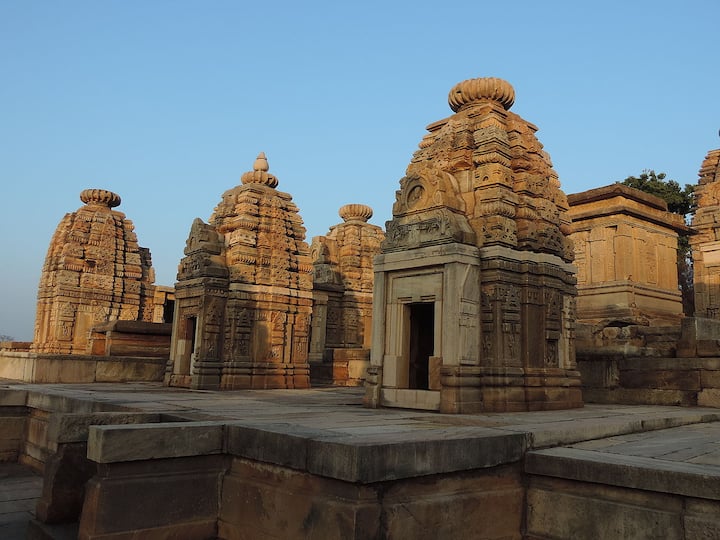 मध्यप्रदेश में बटेश्वर स्थित ये मंदिर काफी प्राचीन है जिन्हें डाकुओं ने अपना ठिकाना बना लिया था. इसके बाद किसी ने इन मंदिरों की सुध नहीं ली. जिसके वजह से ये खंडहर में तब्दील होते जा रहे थे.