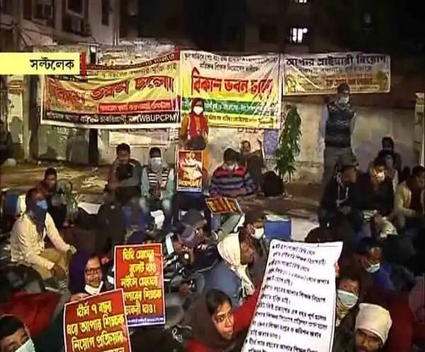 এদিকে, আদালতের এই নির্দেশে আশার আলো দেখছেন চাকরিপ্রার্থী। যাঁরা গত আটবছর ধরে চাকরির দাবিতে আন্দোলন চালিয়ে যাচ্ছেন। যদিও চাকরি প্রার্থীদের কথায়, আন্দোলনে হারিয়ে যাওয়া বছরগুলো আর ফিরবে না। কিন্তু, ভবিষ্যৎ কি অতীতের ক্ষতে মলম দেবে? সেই আশা নিয়েই বসে রয়েছেন এরকম বহু চাকরিপ্রার্থী।