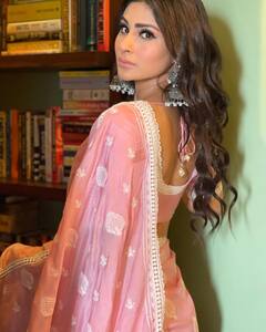 Mouni Roy Photos: पिंक साड़ी में किलर लुक देती दिखीं मौनी रॉय, खूबसूरत अंदाज देख आप भी हो जाएंगे फिदा!