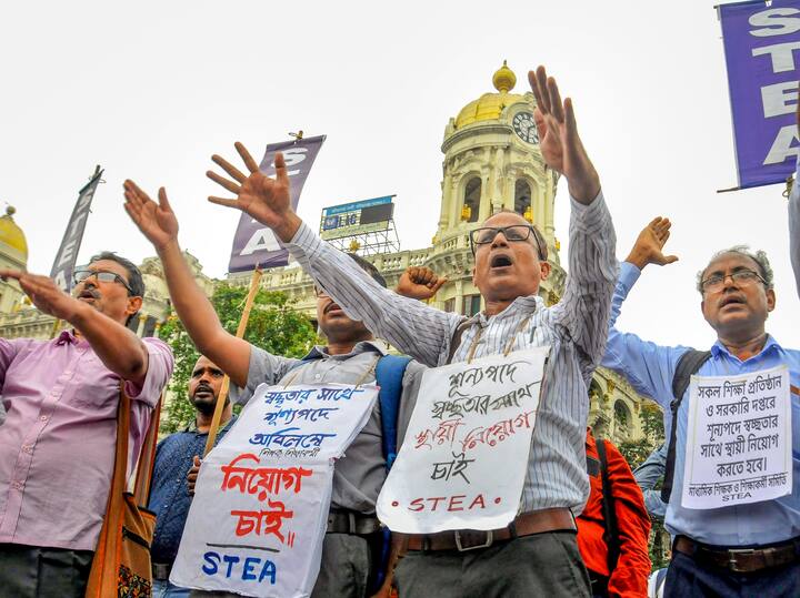 শুধু তাই নয়। অভিযোগ ওঠে, ফেল করে, এমনকি পরীক্ষা না দিয়েও, ২৬৯ জন প্রাথমিক শিক্ষকের চাকরি পেয়েছেন। ২০১৪’র টেটের পর ২০১৬ সালে নিয়োগের প্রথম প্যানেল প্রকাশ করা হয়। ২০১৭ সালে প্রকাশ পায় নিয়োগের দ্বিতীয় তালিকা। সেখানে ২৬৯ জন প্রার্থীর নাম ছিল।