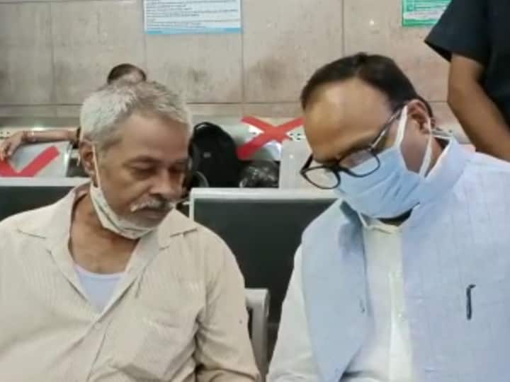 Deputy CM Brajesh Pathak surprise inspection of Noida District Hospital ann UP News: नोएडा जिला अस्पताल में अचानक पहुंचे डिप्टी सीएम को देख फूले अधिकारियों के हाथ-पांव, रजिस्टर संभालते आए नजर