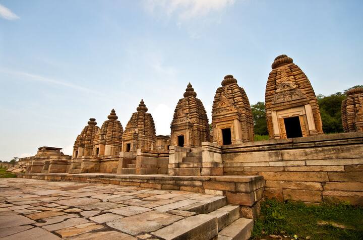 बताया जाता है कि ये मंदिर मुरैना से लगभग 25 किलोमीटर दूर चम्बल के बीहड़ों में ‘बटेश्वर’ में स्थित है. इस जगह पर 8वीं और 10वीं शताब्दी के बीच गुर्जारा-प्रतिहारा वंशों ने दो सौ मंदिरों बनवाए थे. ये मंदिर भगवान शिव और विष्णु को समर्पित है और करीब तीन सौ साल पुराने हैं और तब यहां डाकुओं का आतंक था.