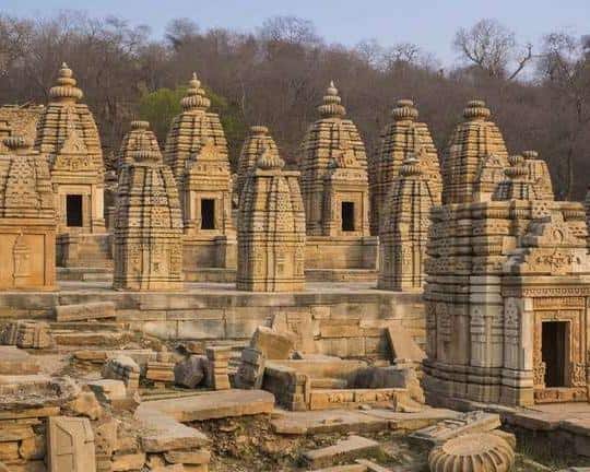 उसे देखकर साहब को गुस्सा आया उन्होंने उस व्यक्ति से कहा कि ‘तुम्हें पता है कि ये मंदिर है और तुम यहां बैठकर बीड़ी पी रहे हो?’ लेकिन तभी उनके विभाग के एक अधिकारी ने पीछे से आकर उनको पकड़ लिया और बीड़ी पीने वाले व्यक्ति की तरफ इशारा करके बोला ‘अरे! आप इन सर को नहीं जानते हैं, इन्हें पीने दीजिये’.