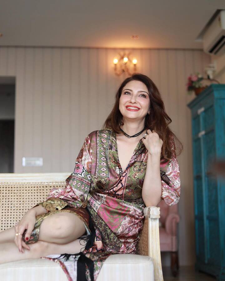 भाबी जी घर पर हैं की अनीता भाबी यानि सौम्या टंडन 5 सालों तक इस शो का हिस्सा रही हैं. सौम्या ने साल 2016 में सौरभ देवेंद्र सिंह से शादी की थी. खबरों के मुताबिक सौम्या हर एपिसोड के लिए 50 से 60 हजार रुपये फीस के तौर पर लेती हैं.