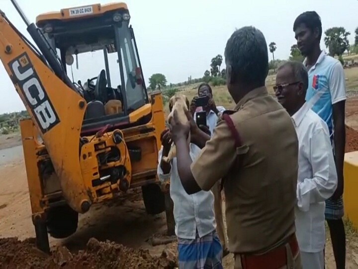 மனித நேயம் இன்னும் மரித்துப் போகவில்லை... ஆழ்குழாய் கிணற்றில் விழுந்த நாய் குட்டியை மீட்ட பாச மனிதர்..!